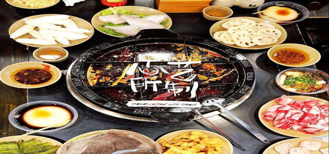 重慶解放碑承載了歷史，而這家火鍋用一生陪伴歷史！